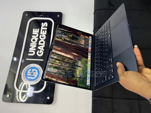 Laptop Apple MacBook Air 2024 M3 8GB Apple M3 SSD 256GB · Photo 2