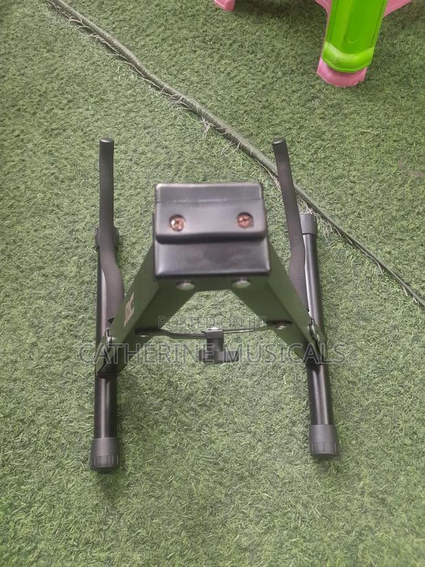Portable Guitar Stand · Photo 3