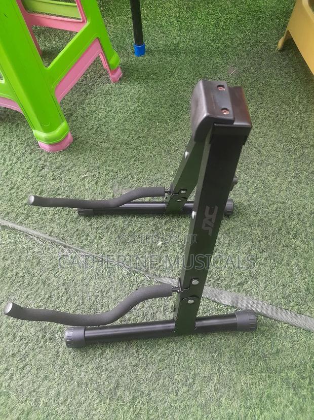 Portable Guitar Stand · Photo 4