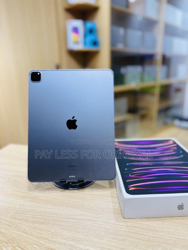 Apple iPad Pro 12.9 (2022) 128 GB Gray · Photo 1