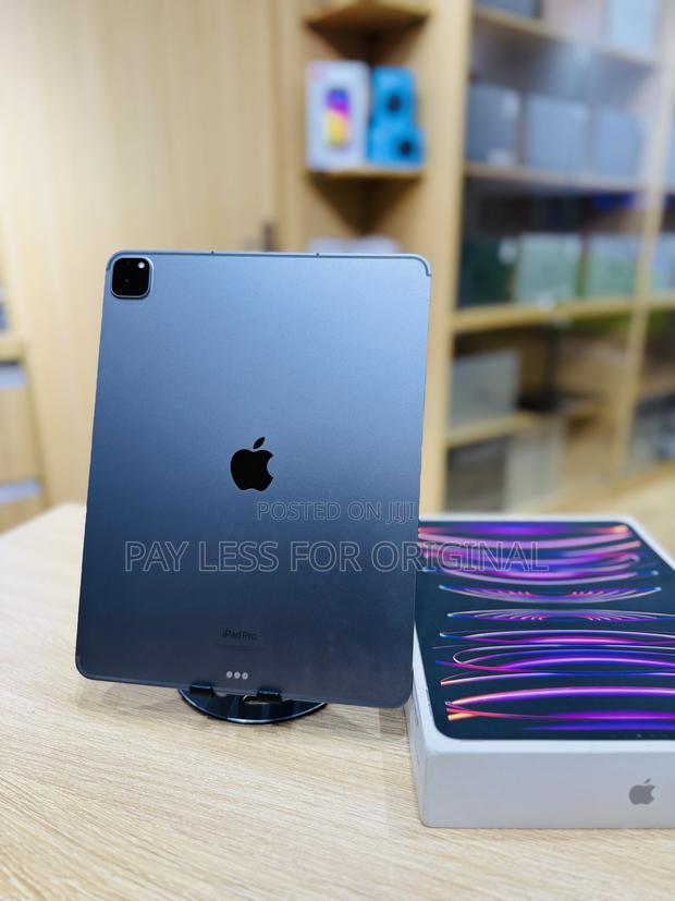 Apple iPad Pro 12.9 (2022) 128 GB Gray · Photo 3