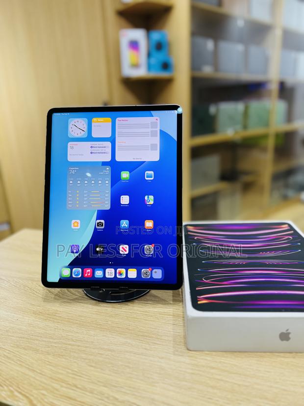 Apple iPad Pro 12.9 (2022) 128 GB Gray · Photo 2