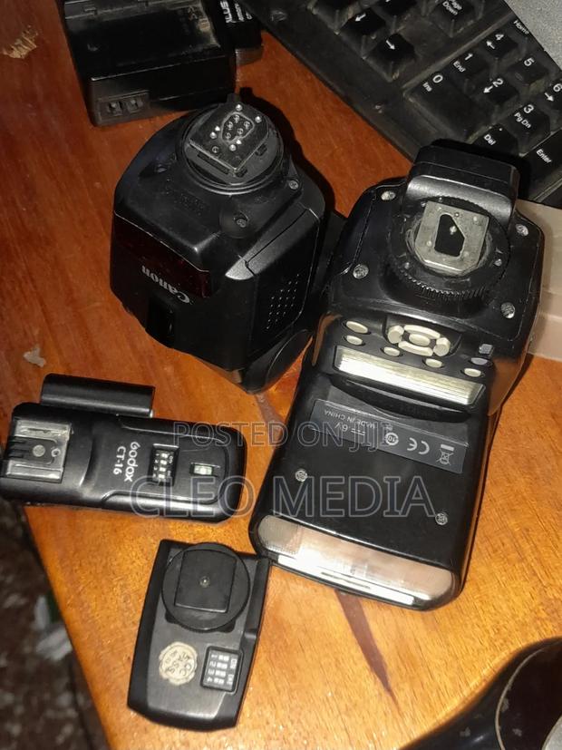 Canon 430ex Ii Speedlite + Yongnou 560iv Manual Flash + Trigger · Photo 2