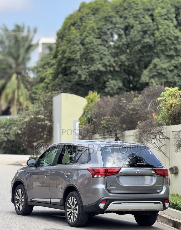 Mitsubishi Outlander 2019 Gray · Photo 8