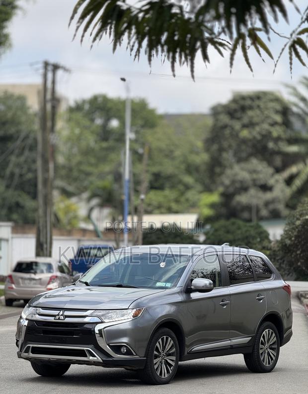 Mitsubishi Outlander 2019 Gray · Photo 2