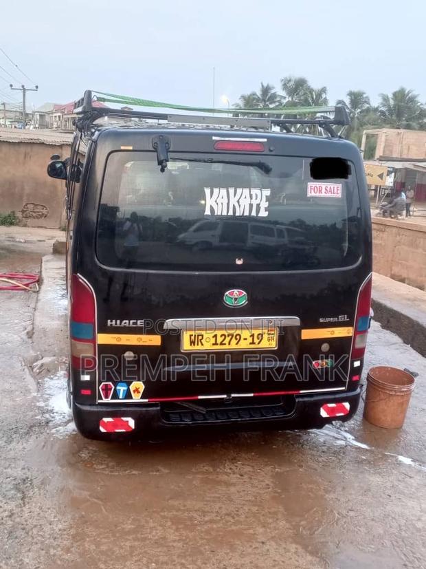 Toyota HiAce 2013 Black · Photo 4