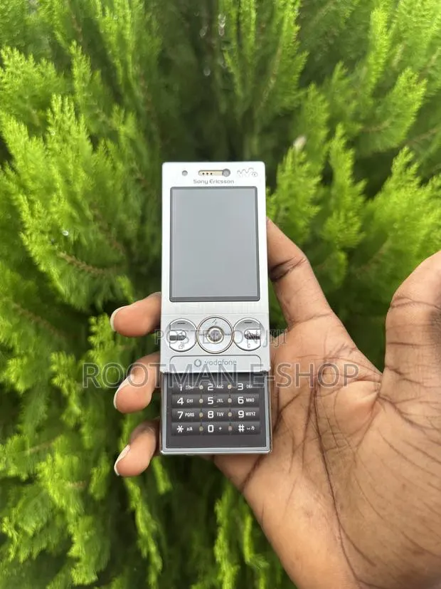 Sony Ericsson W705 Black · Photo 1