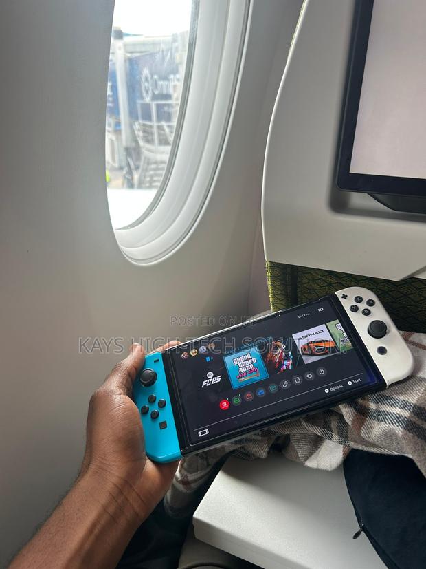 Nintendo Switch Oled With 10 Games Available · Photo 1