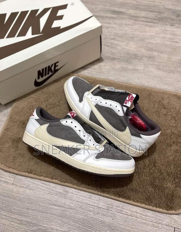 Air Jordan 1 Low Travis Scott Reverse · Photo 1