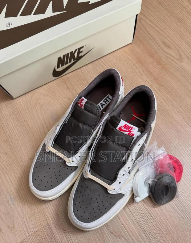 Air Jordan 1 Low Travis Scott Reverse · Photo 2