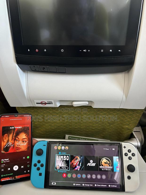 Nintendo Switch Oled With 10 Games Available · Photo 4