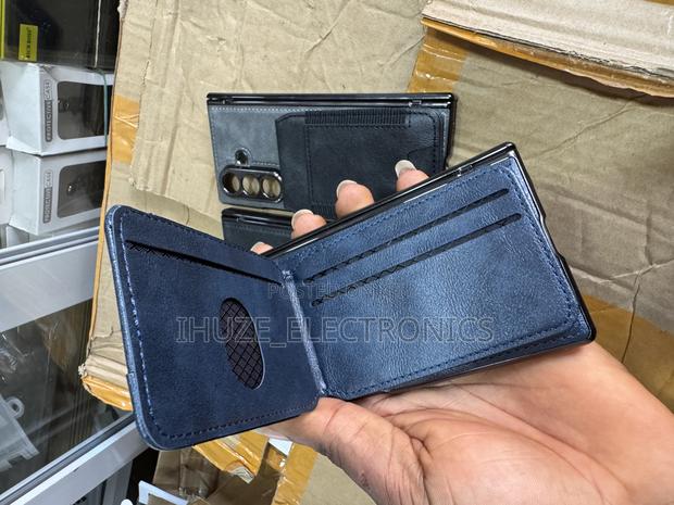 Galaxy Fold7 Premium Magsafe Cover With Card Holder · Photo 5