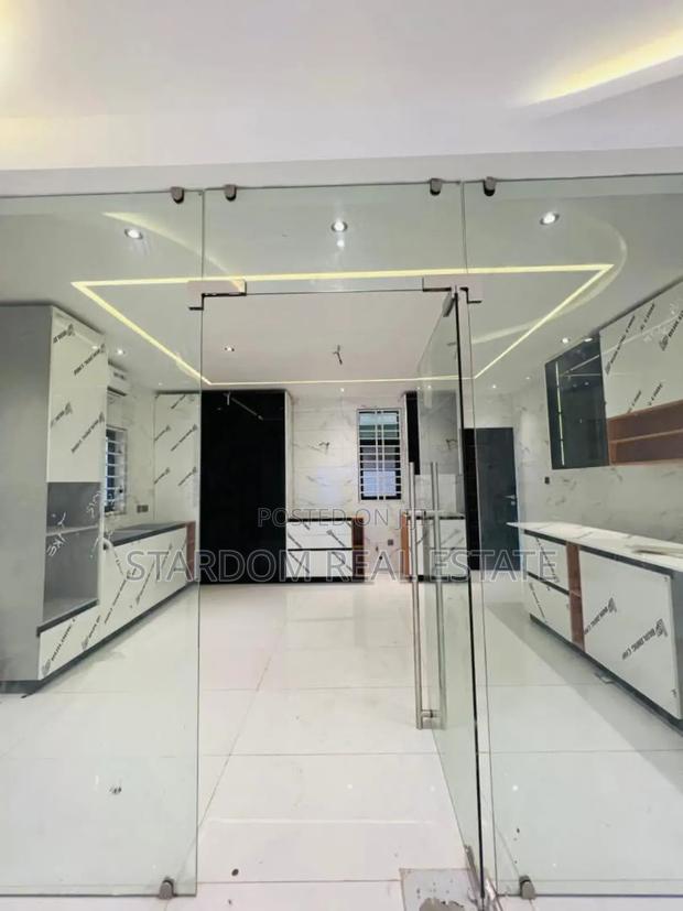 5bdrm Duplex in Ashaley Botwe for sale · Photo 2