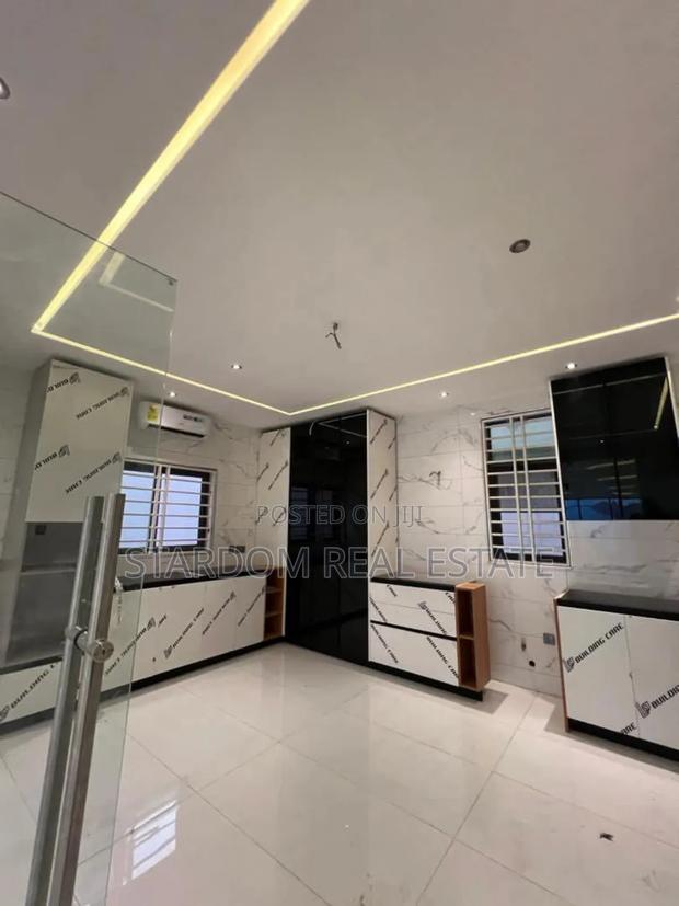 5bdrm Duplex in Ashaley Botwe for sale · Photo 3