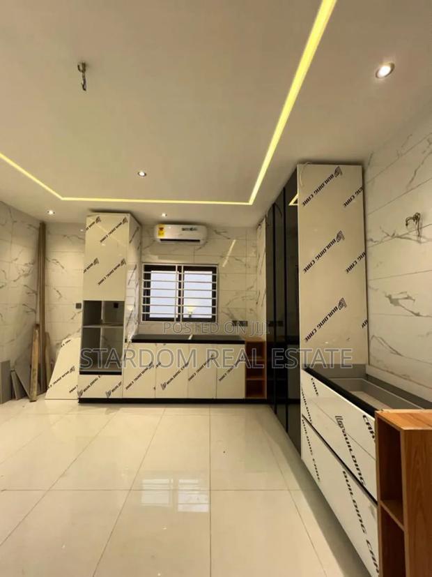 5bdrm Duplex in Ashaley Botwe for sale · Photo 4