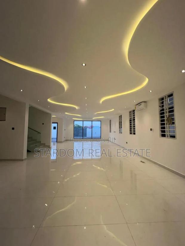 5bdrm Duplex in Ashaley Botwe for sale · Photo 8