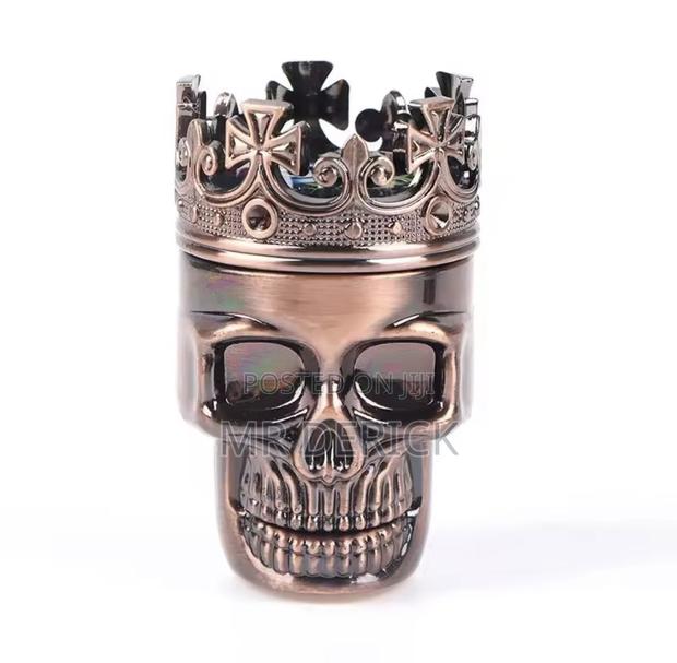 Plastic 3 Layers Classic King Skull Dry Herb Grinder or Crusher · Photo 2