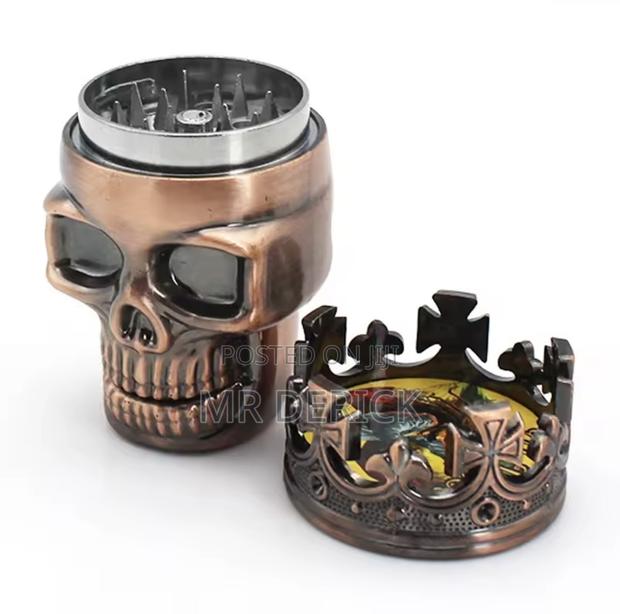 Plastic 3 Layers Classic King Skull Dry Herb Grinder or Crusher · Photo 1
