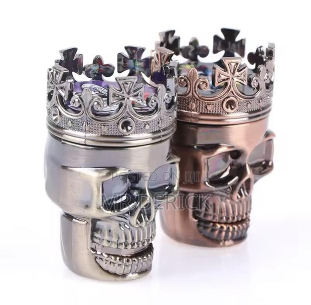 Plastic 3 Layers Classic King Skull Dry Herb Grinder or Crusher · Photo 3