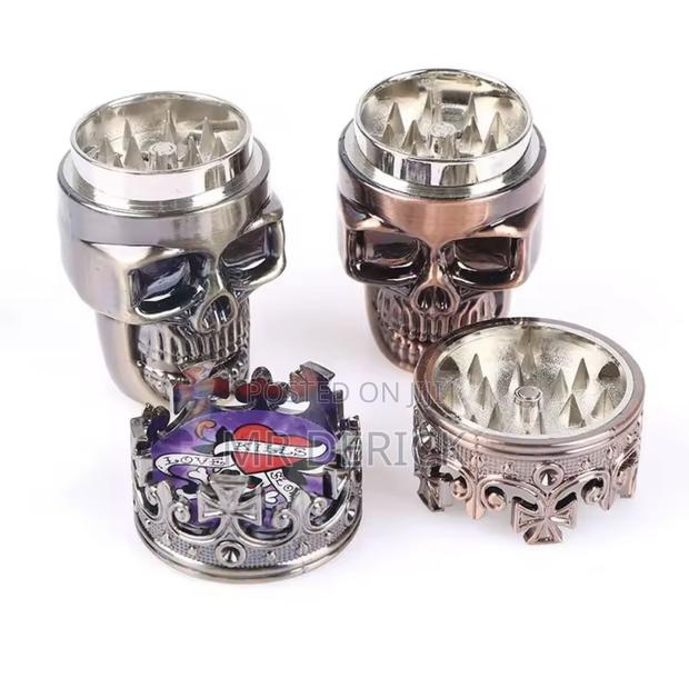 Plastic 3 Layers Classic King Skull Dry Herb Grinder or Crusher · Photo 5