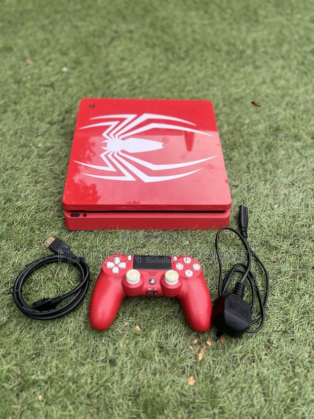 Playstation 4 Slim · Photo 2