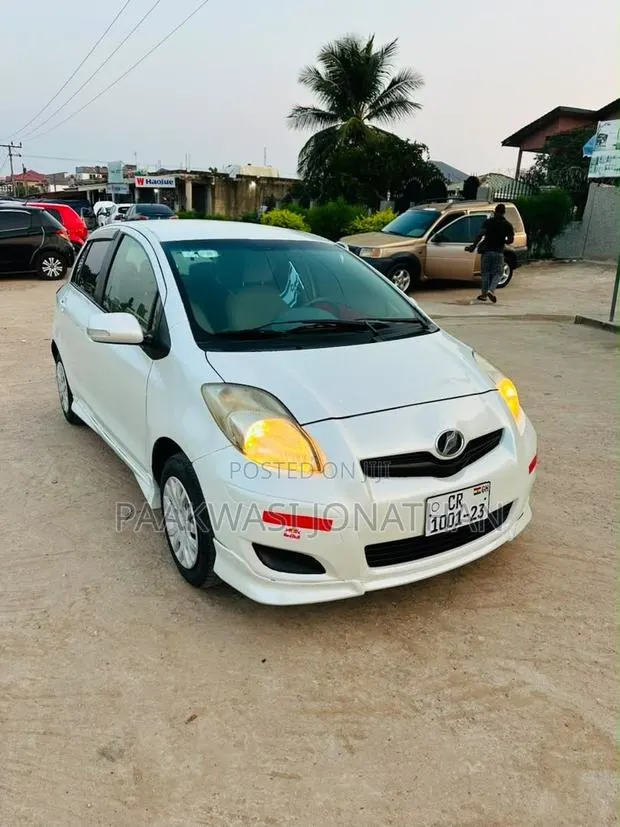 Toyota Vitz 2009 White · Photo 1