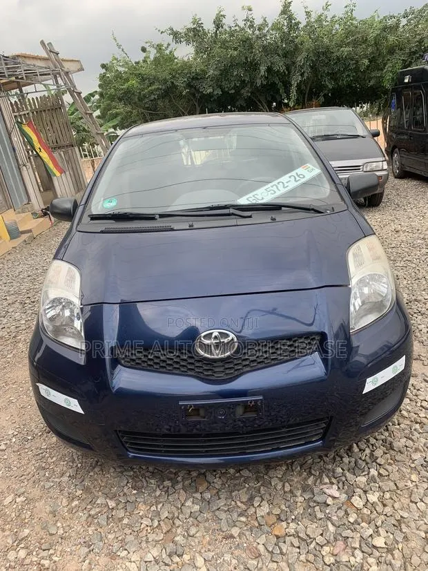 Toyota Yaris Base Sedan 4dr 2010 Blue · Photo 1