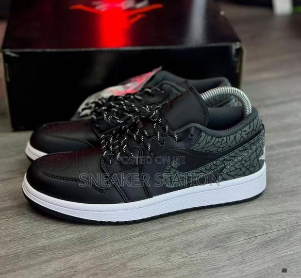Air Jordan 1 Low Se Black Elephant · Photo 1