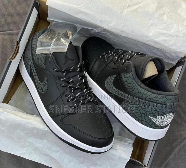 Air Jordan 1 Low Se Black Elephant · Photo 2