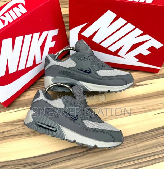 Nike Air Max 90 Jewel Greys · Photo 2