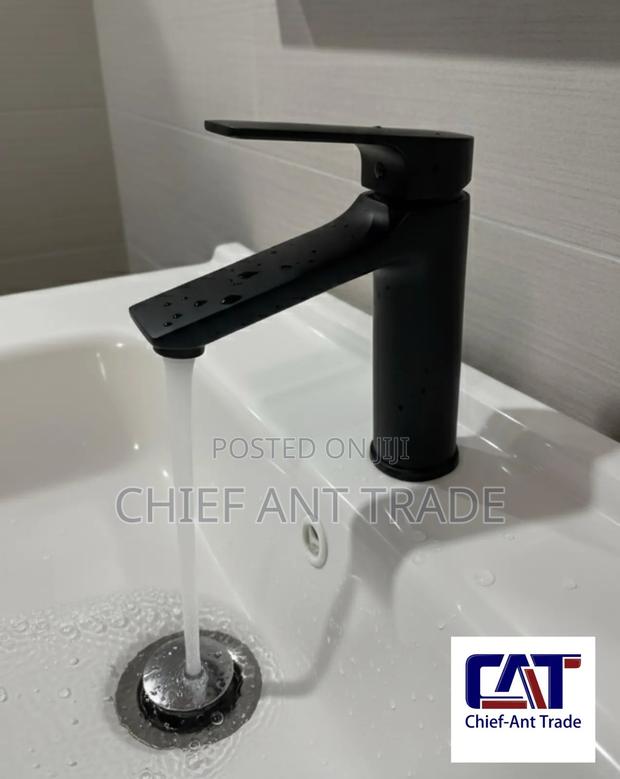 Black Faucet Tap 60° · Photo 1