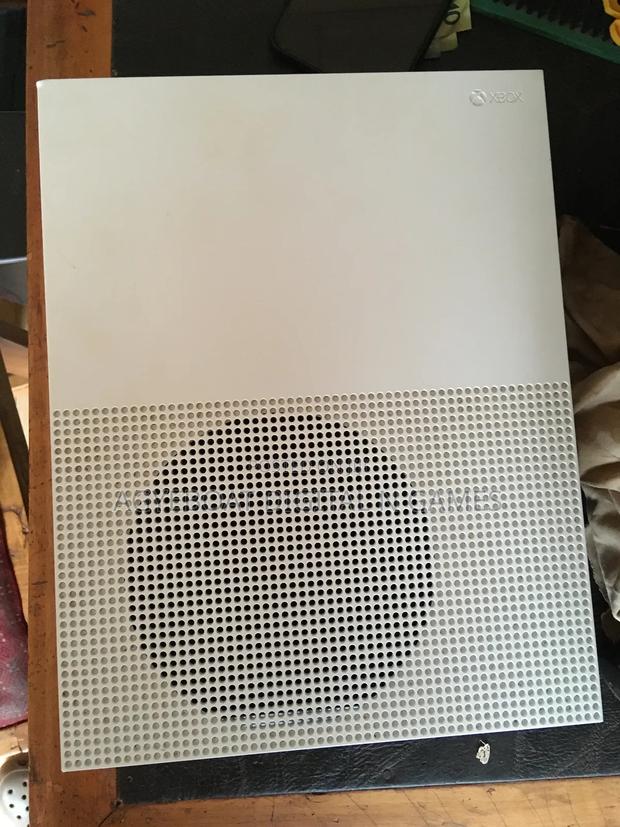 Xbox One S With 500gb · Photo 4