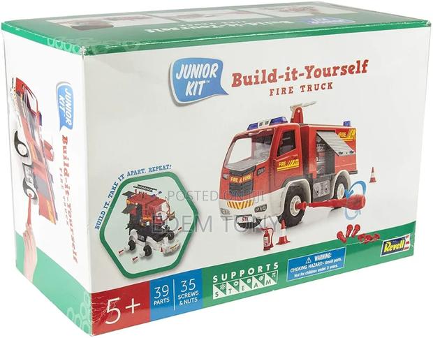 Revell 1020 Fire Truck Model Kit · Photo 2