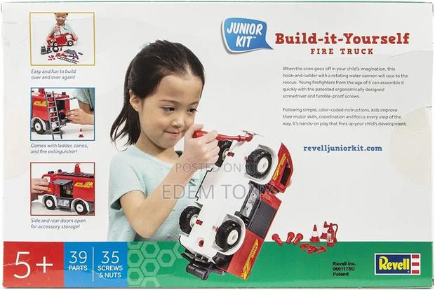 Revell 1020 Fire Truck Model Kit · Photo 3