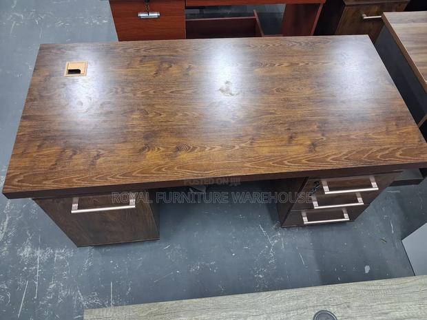 Executive Well Sculptured Office Desk · Photo 1