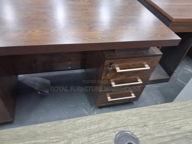 Executive Well Sculptured Office Desk · Photo 2