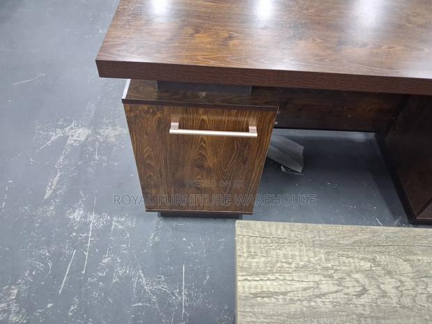 Executive Well Sculptured Office Desk · Photo 3