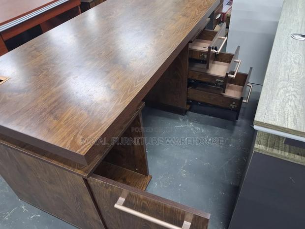 Executive Well Sculptured Office Desk · Photo 4