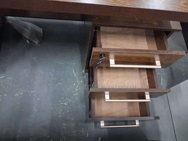 Executive Well Sculptured Office Desk · Photo 5