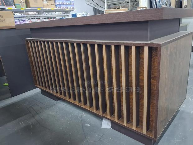 Executive Well Sculptured Office Desk · Photo 6