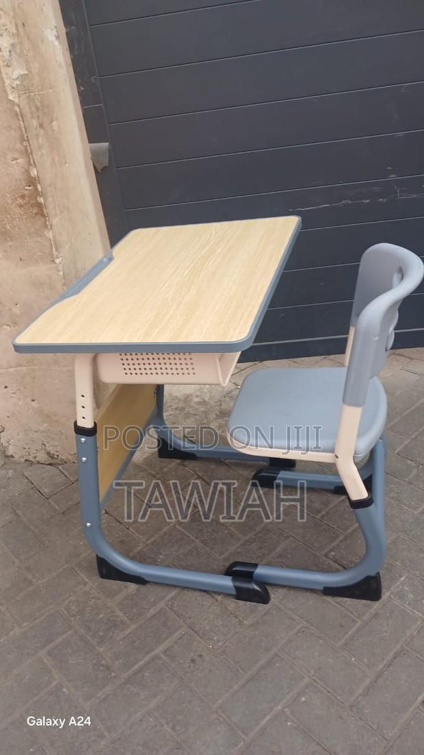 Deskand Chairs for Schools · Photo 1