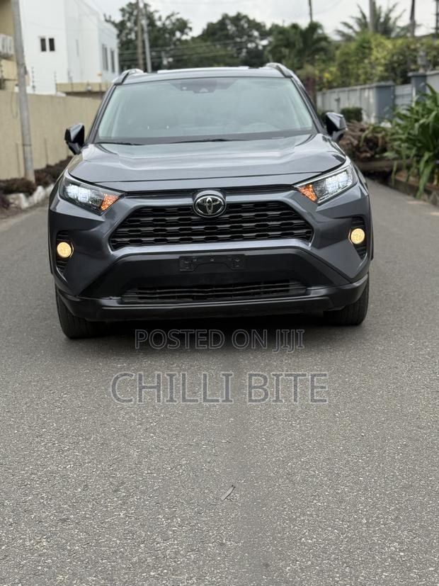 Toyota RAV4 XLE FWD 2020 Gray · Photo 2