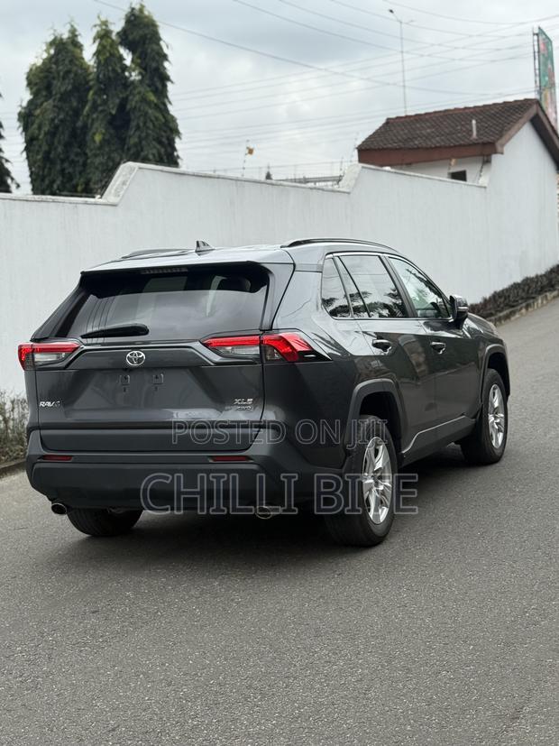 Toyota RAV4 XLE FWD 2020 Gray · Photo 5