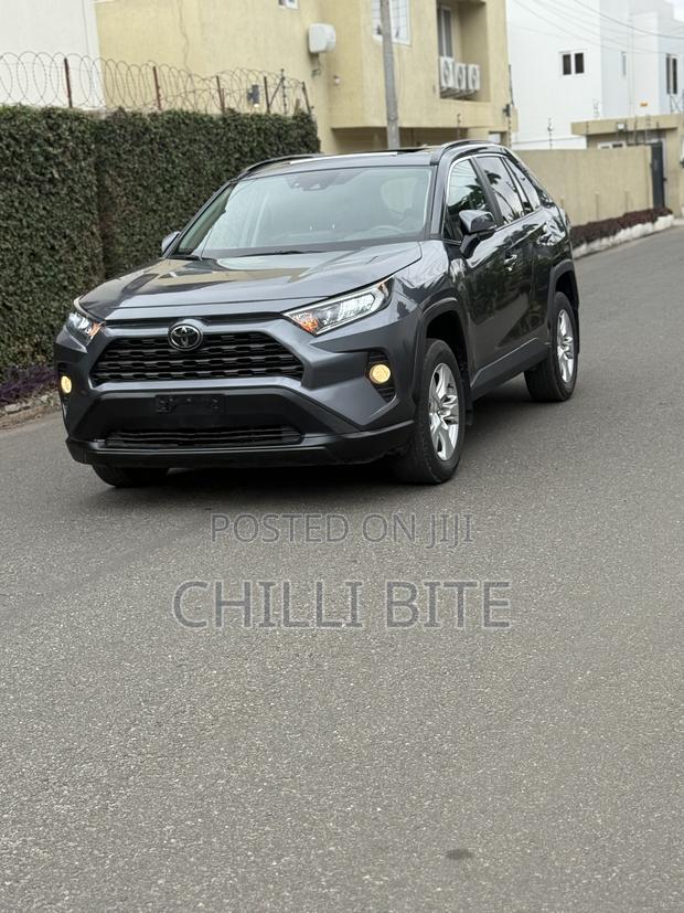 Toyota RAV4 XLE FWD 2020 Gray · Photo 3