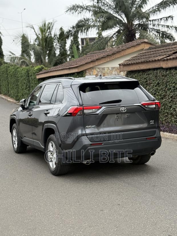 Toyota RAV4 XLE FWD 2020 Gray · Photo 4