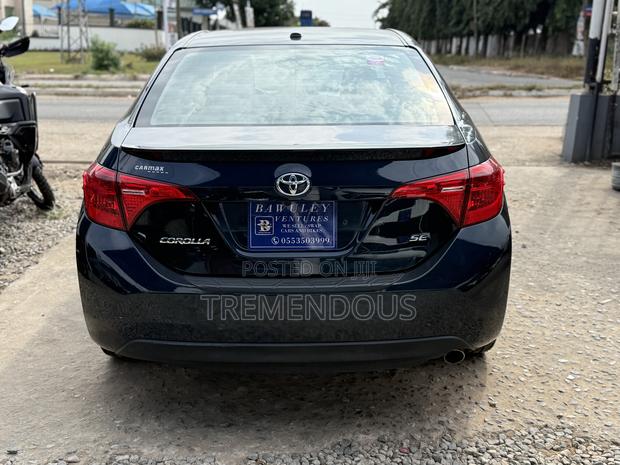 Toyota Corolla XLE (1.8L 4cyl 2A) 2018 Black · Photo 2