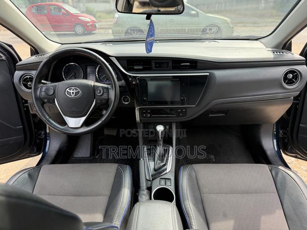 Toyota Corolla XLE (1.8L 4cyl 2A) 2018 Black · Photo 6