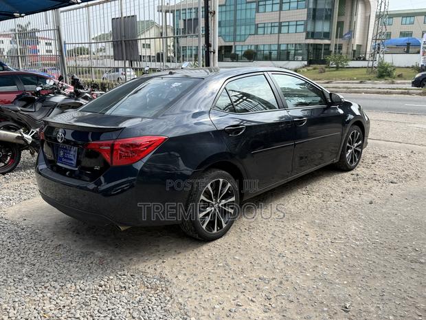 Toyota Corolla XLE (1.8L 4cyl 2A) 2018 Black · Photo 3