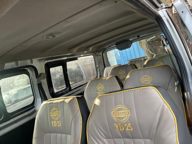 Nissan Caravan (Urvan) 2015 Silver · Photo 2