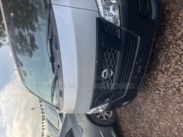 Nissan Caravan (Urvan) 2015 Silver · Photo 1